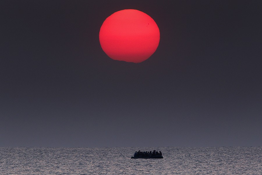 A overcrowded inflatable boat with Syrian refugees drifts in the Aegean sea between Turkey and Greece after its motor broke down off the Greek island of Kos / Yannis Behrakis, Thomson Reuters - August 11, 2015