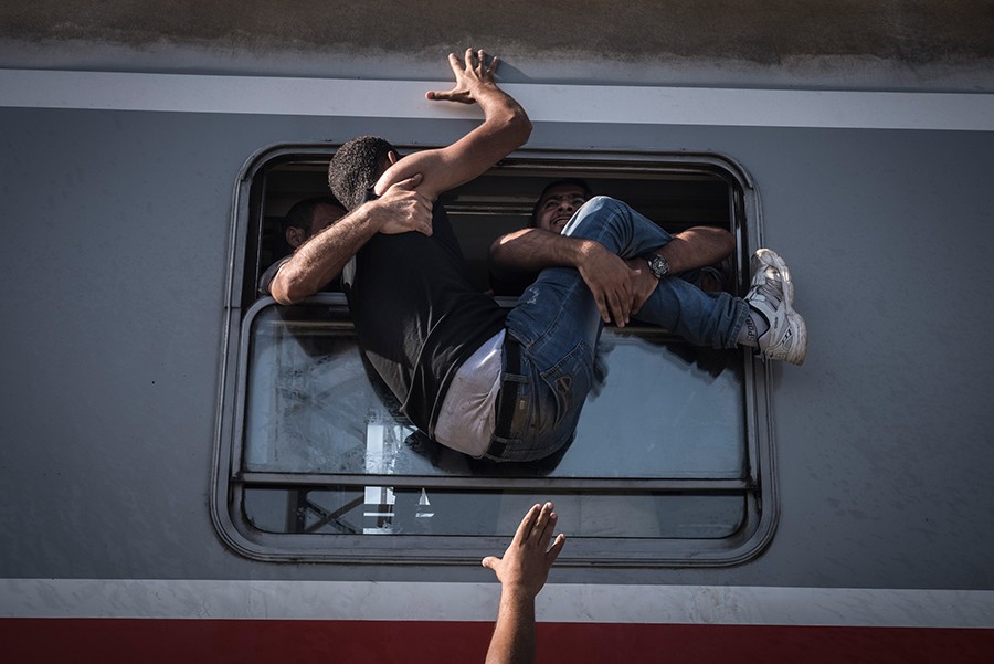 Desperate refugees board the train toward Zagreb at Tovarnik station on the border with Serbia / Sergey Ponomarev, The New York Times - September 18, 2015