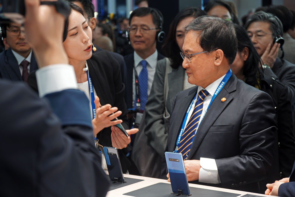 Il Ministro di Scienza e ICT coreano Young Min You in visita allo stand Samsung
