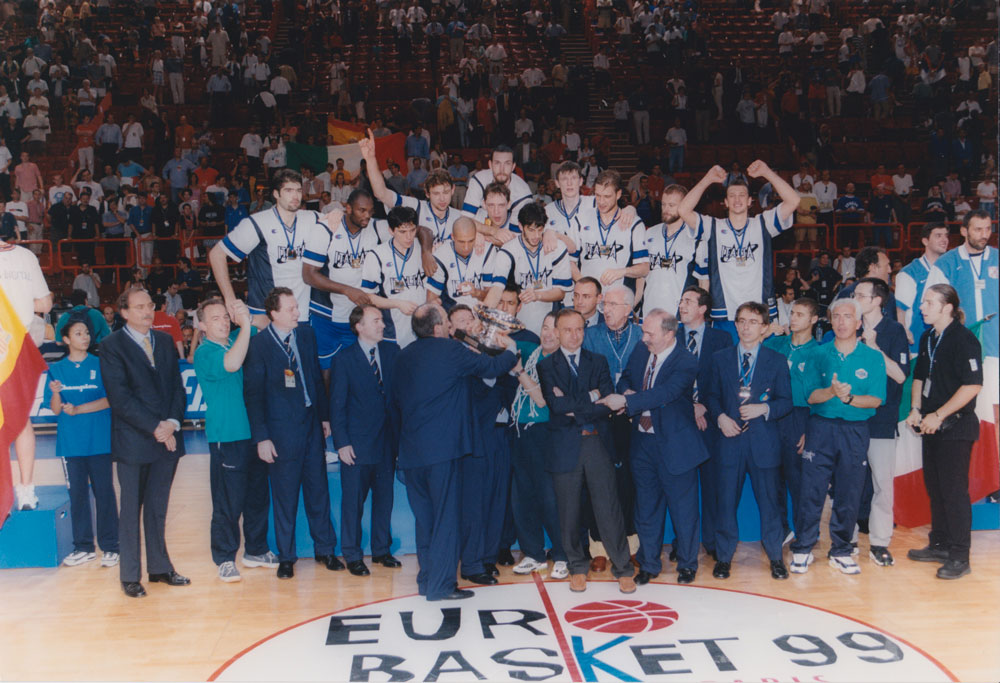 Euro Basket 1999 - La Nazionale solleva il trofeo