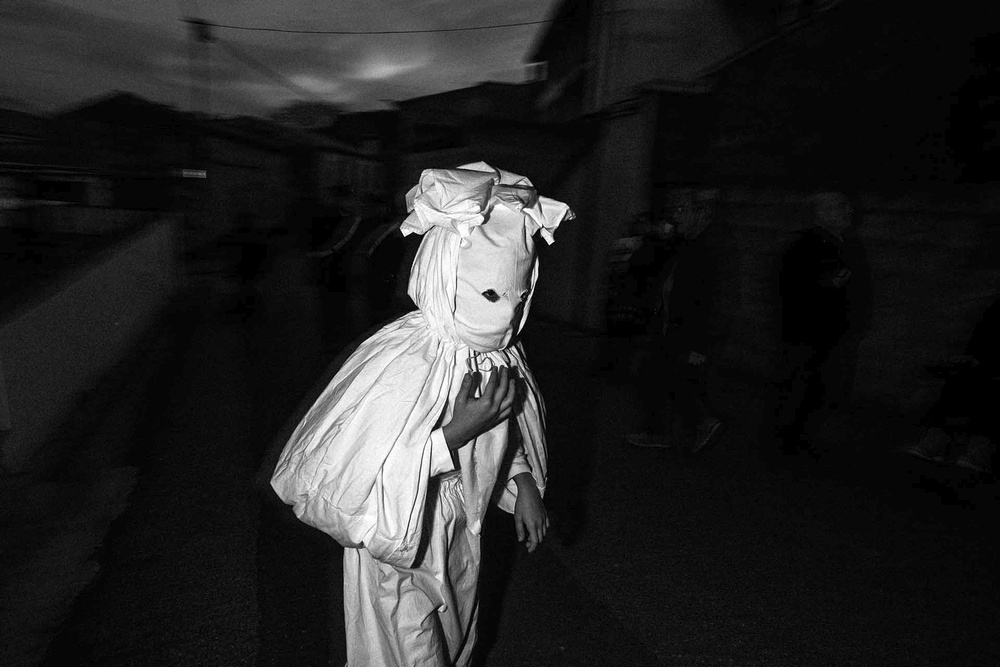 Una maschera realizzata con un lenzuolo si aggira per strada a Aidomaggiore (OR)