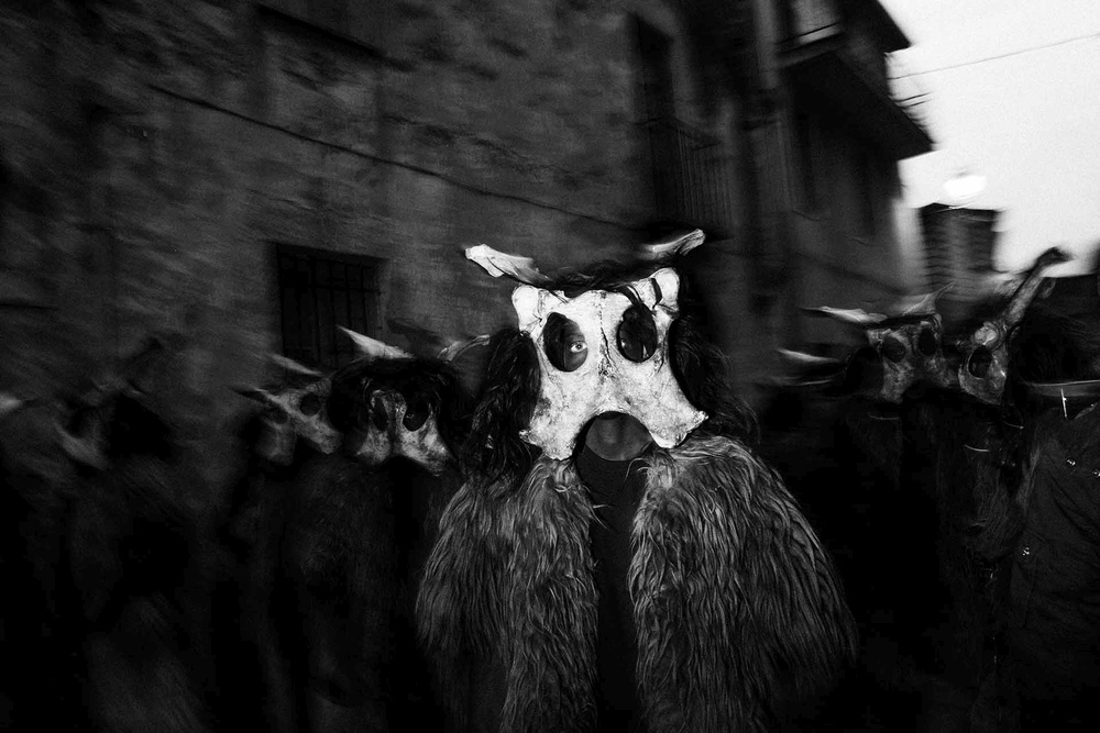 In processione le maschere realizzate con pelle di pecora sono indossate dai figuranti in pelliccia