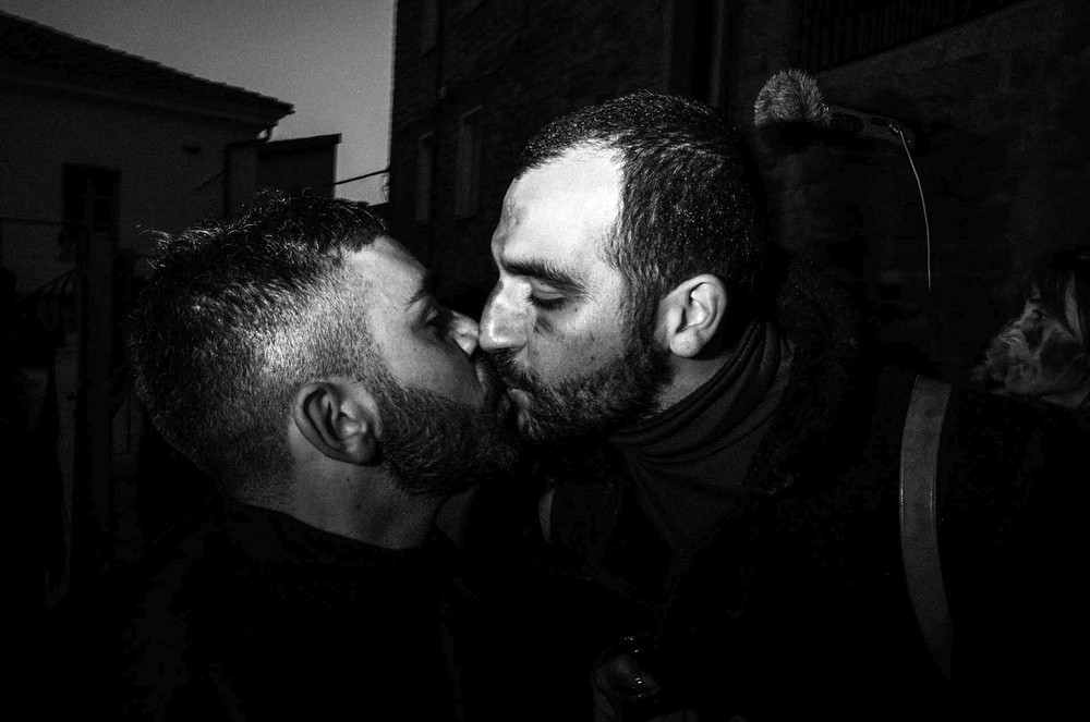 Il bacio rituale tra due figuranti nel Carnevale sardo a Gavoi (NU)