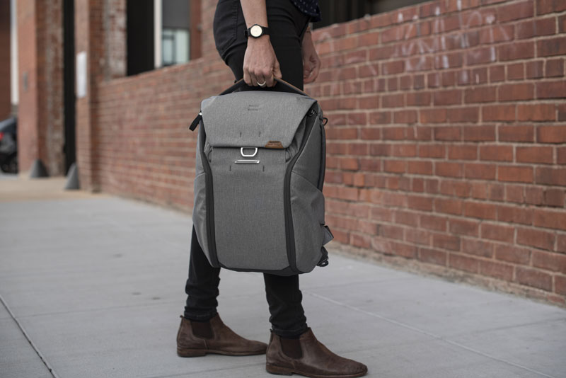 peakdesign-everyday-backpack-grey_1