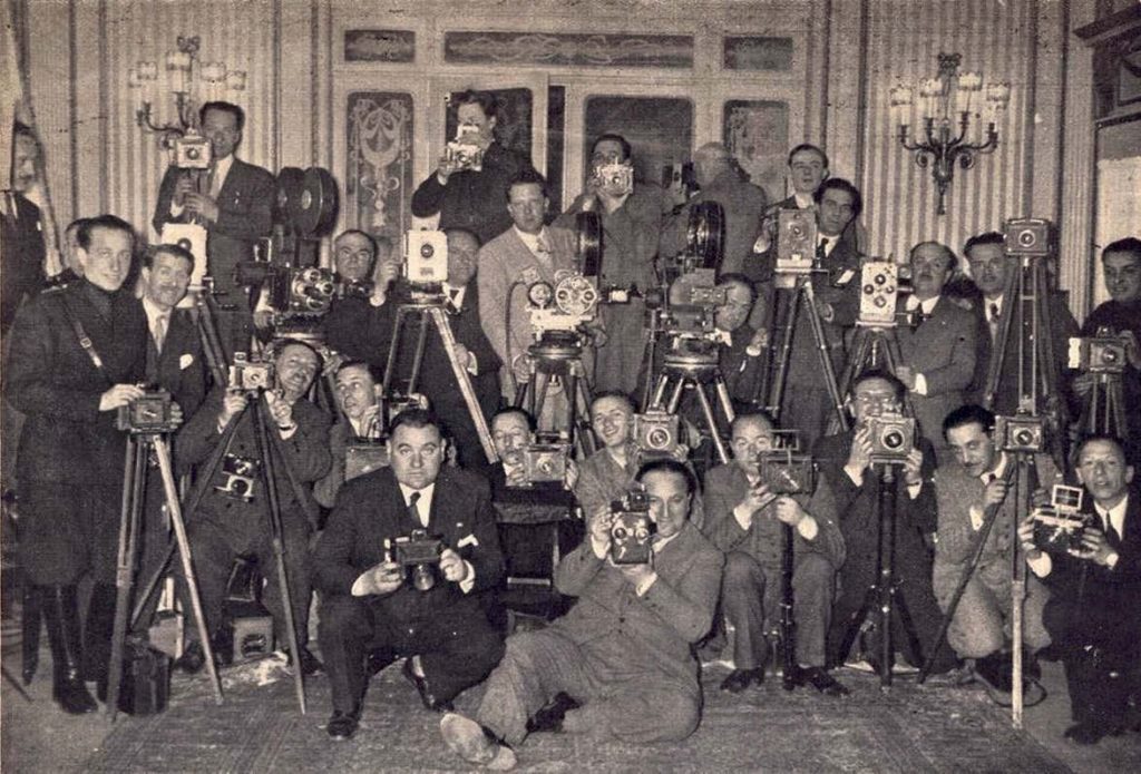 1935 la Berliner Illustrierte raffigura un gruppo di foto-cine-operatori 