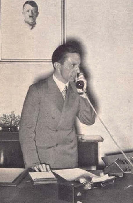  Il 13 marzo attraverso la recente connessione Berlin-Tokyo, Goebbels concede la prima intervista radiotelefonica al principale editore giapponese.  