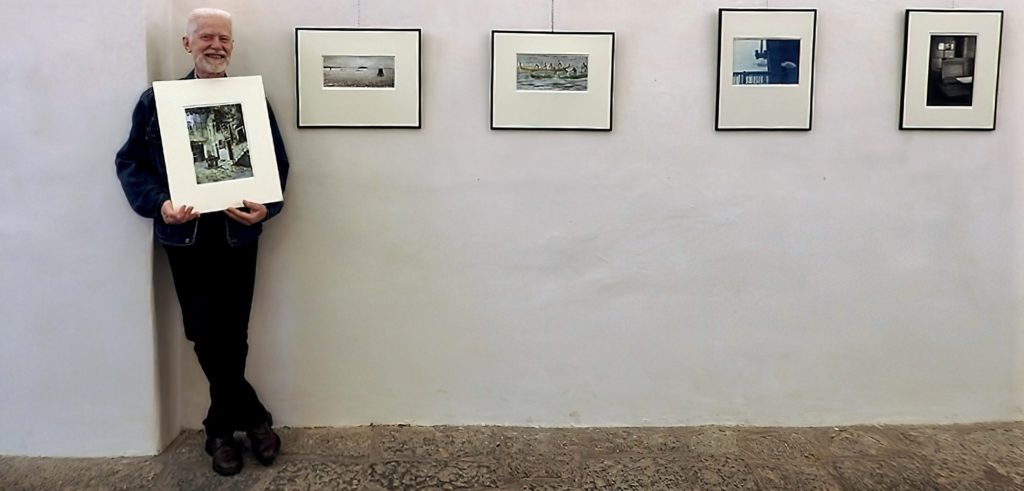  Alberto Novo durante l’allestimento della mostra collettiva 