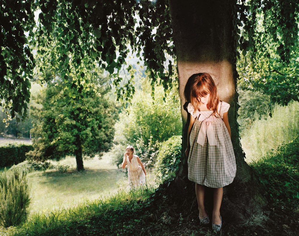 Questa immagine rappresenta la paura di perdere il figlio: la bambina si nasconde alla madre che la cerca.