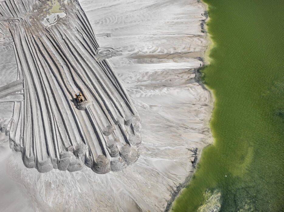 ©-Edward-Burtynsky-Phosphor-Tailings-Pond-4