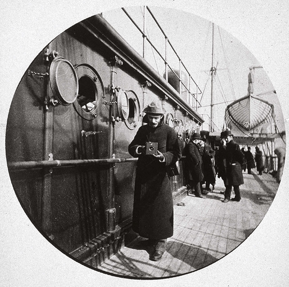 George Eastman con una Kodak nel 1890