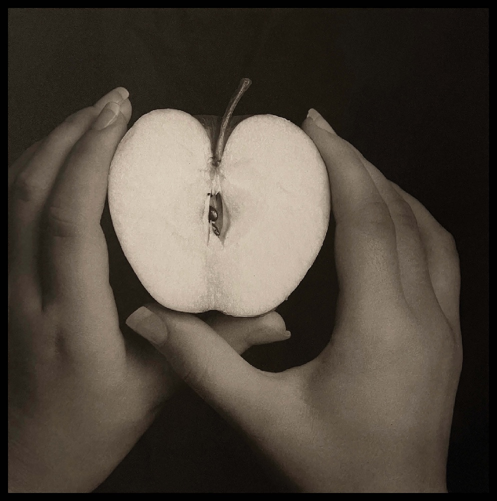 Girl with Apple, fotoincisione.