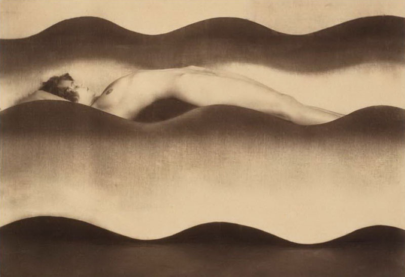 fotopuntoit_02_christes_FRANTIŠEK-DRTIKOL-1883–1961-Temná-vlna-The-Dark-Wave-1926-_-Christie’s