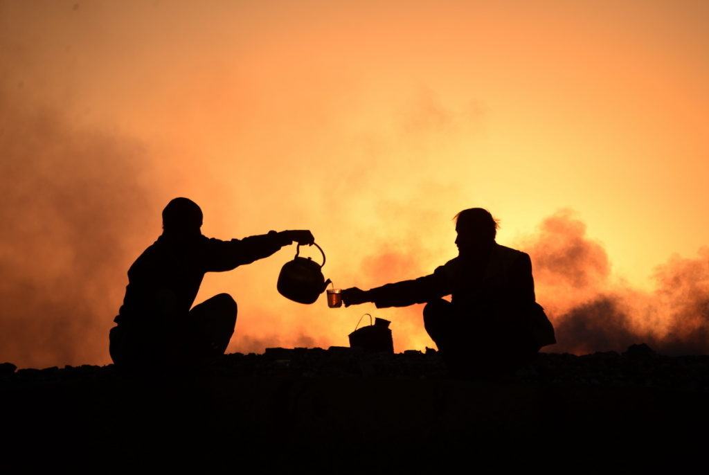 Farshad Usyan - operai afgani bevono  del te te dopo il lavoro in fabbrica, mentre il sole tramonta alla periferia di Mazar-i-Sharif 