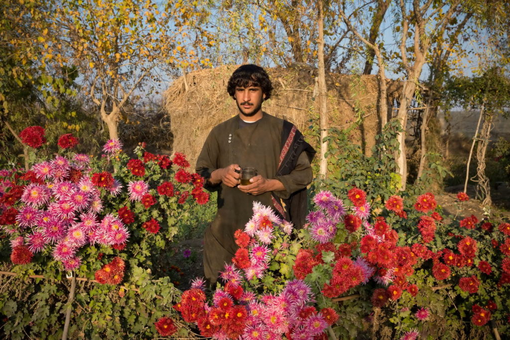 Oriane Zerah - ragazzo 21 anni tra i suoi friori a Arghandab, nella provoncia di Kandahar 