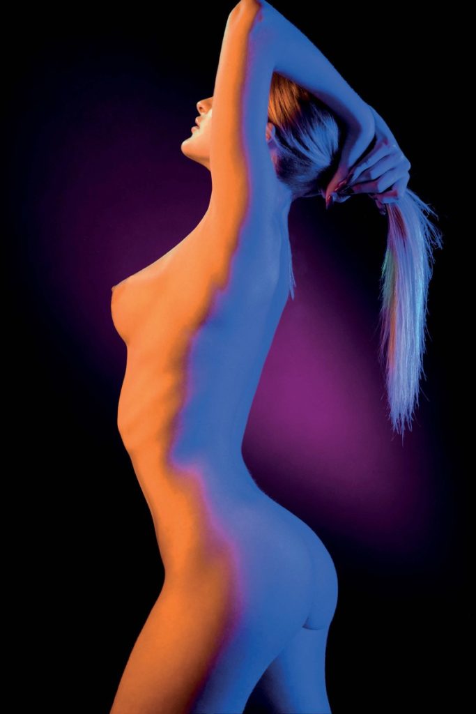 Progetto di nudo astratto con un mix di luci colorate