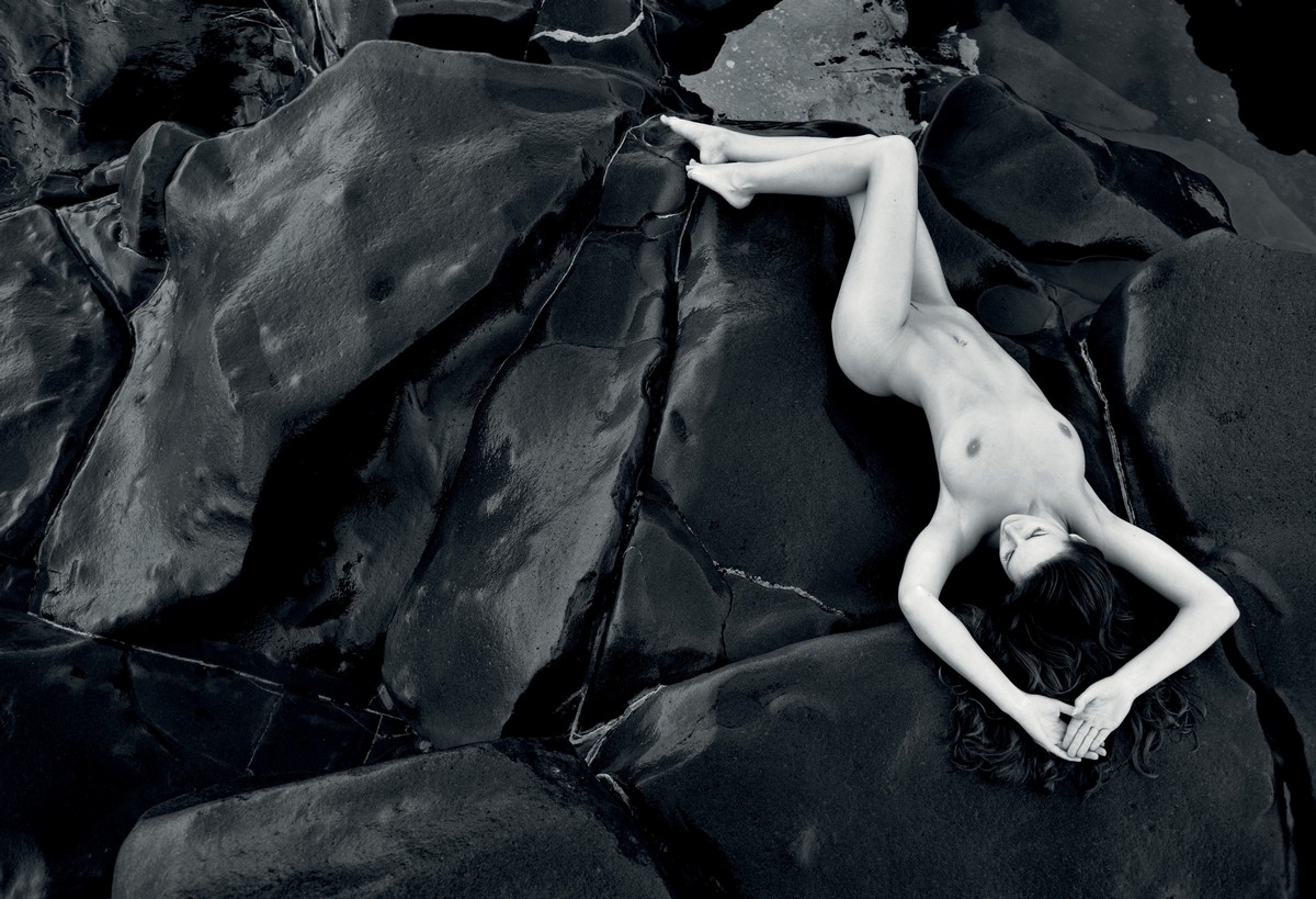 Le rocce laviche di Lanzarote sono uno sfondo perfetto per il corpo luminoso di Anuschka