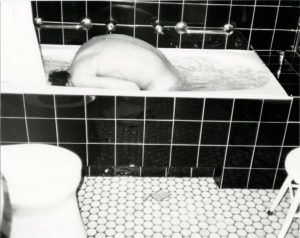 fotopuntoit_Galerie-Chenel_-Andy-Warhol,-Male-Nude-Model-in-Bathtub,-circa-1986-web