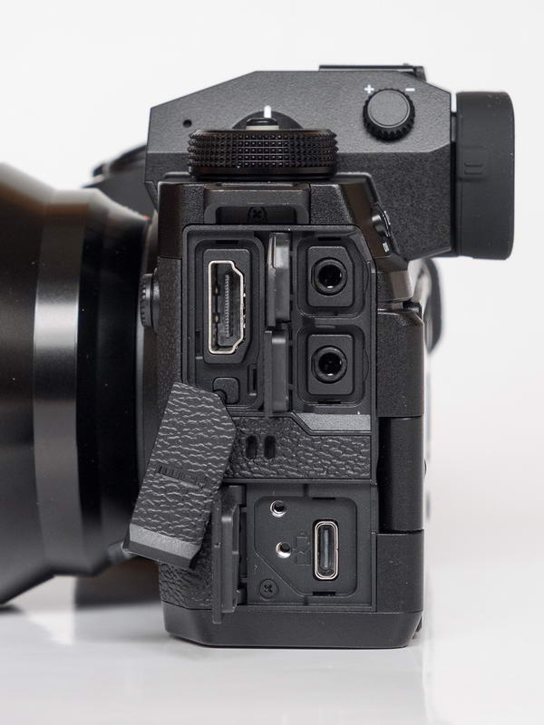 fotopuntoit_fujifilm_x-h2_06_Connettori