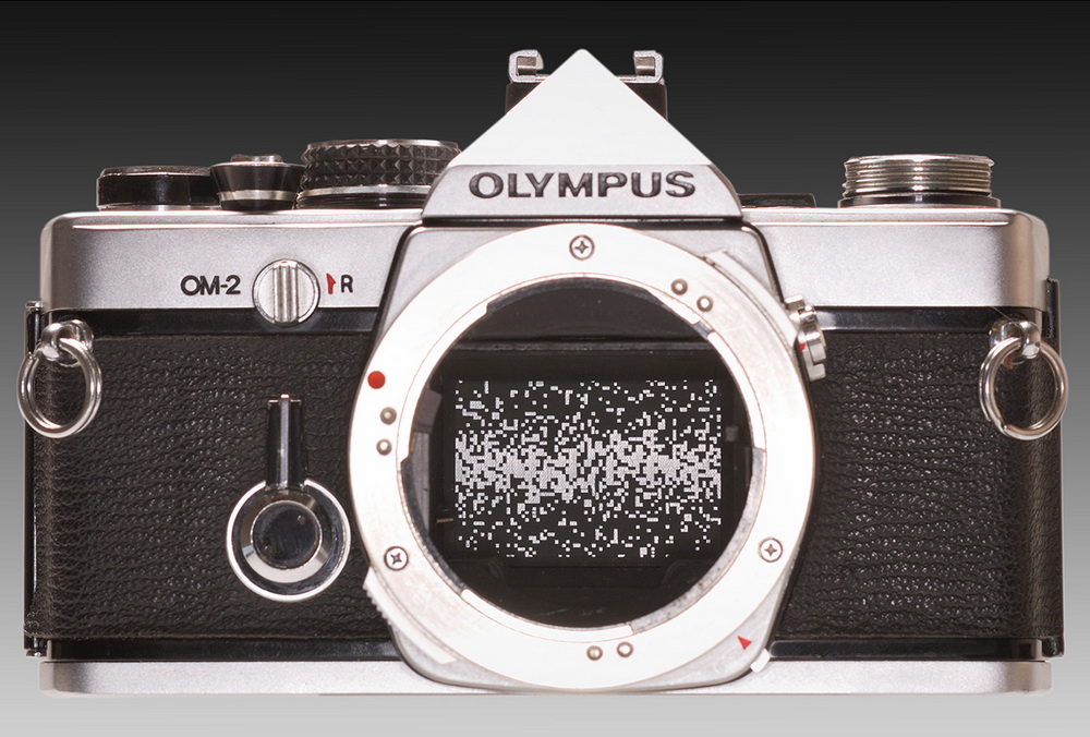 Olympus OM-2 con  la misurazione della luce sulla tendina