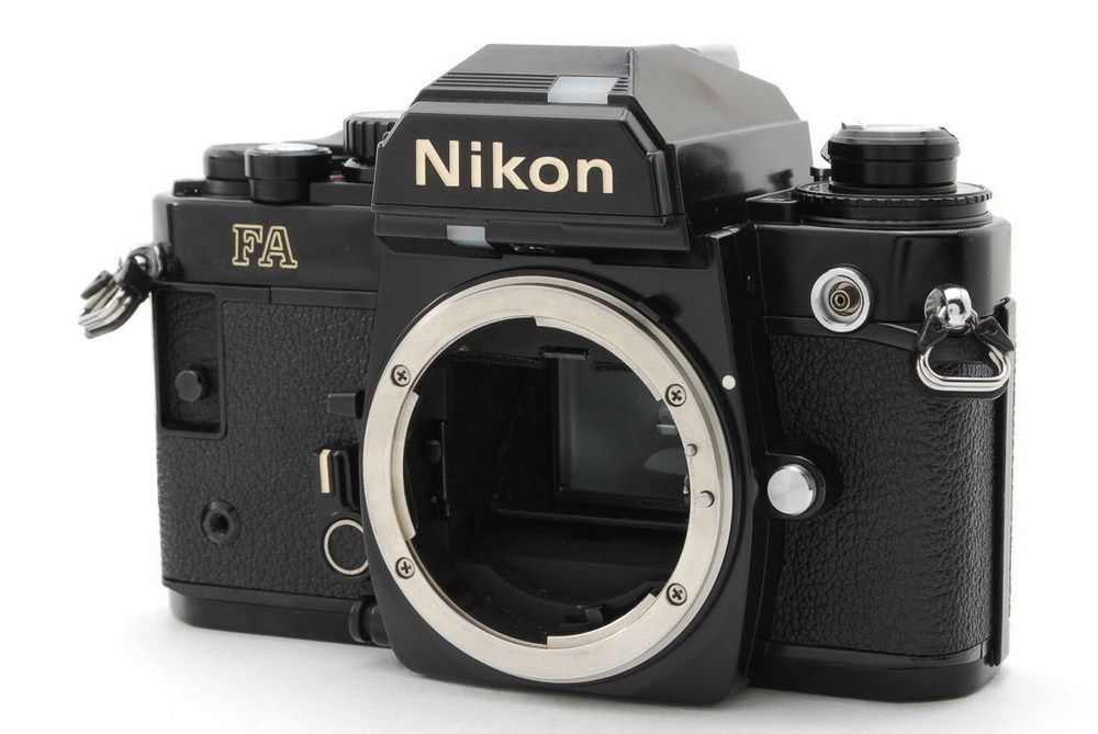 Nikon FA reflex con esposimetro multi-zonale