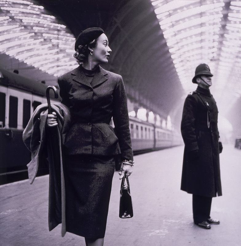 La modella Lisa Fonssagrives alla stazione ferroviaria di Paddington o Victoria.