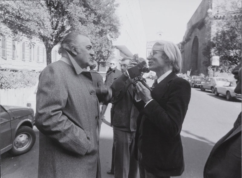 fotopuntoit_Federico-Fellini-e-Andy-Warhol.-Foto-Mimmo-Frassineti-Roma-1977