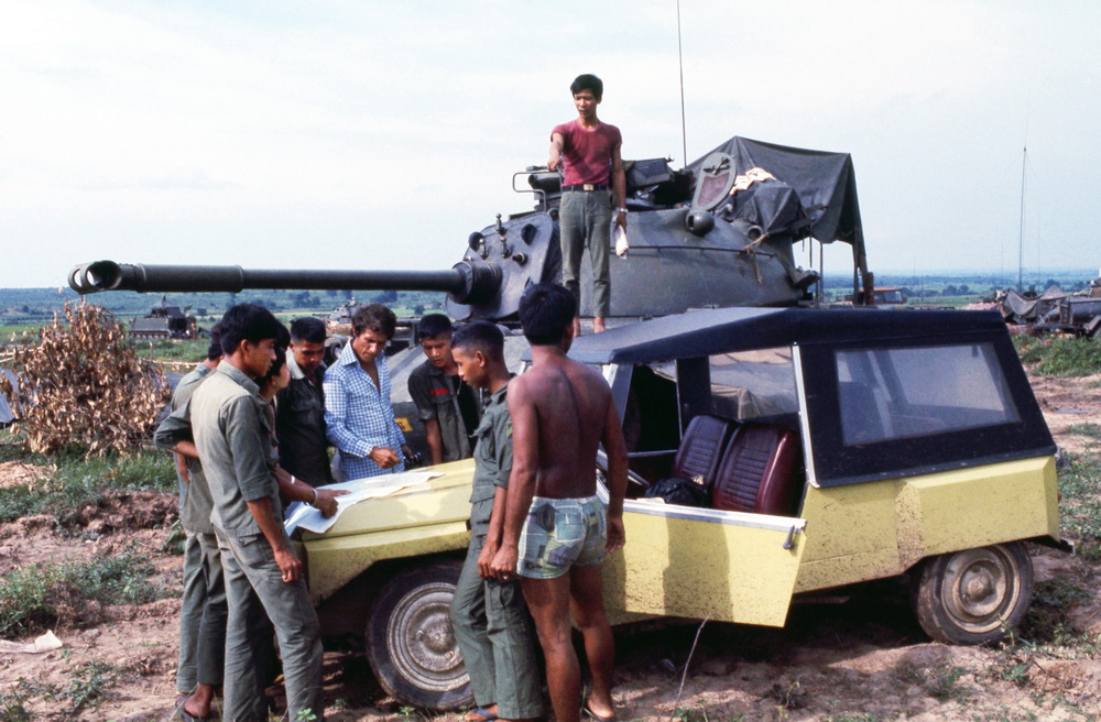  Il primo posto di blocco con tanto di carro armato, da qualche parte a nord poco dopo Saigon; Ennio, al centro, chiede informazioni ai soldati sud-vietnamiti. 