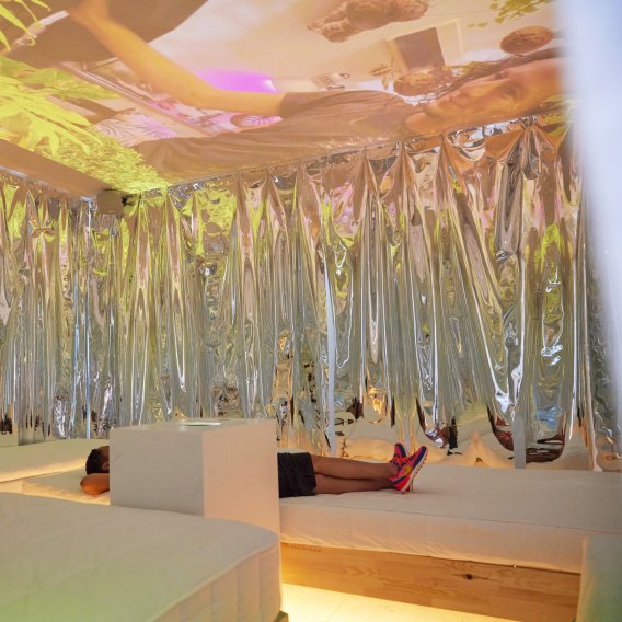 Milano Design Week 2023: la proiezione soffitto delle immagini di Annie Leibovitz 