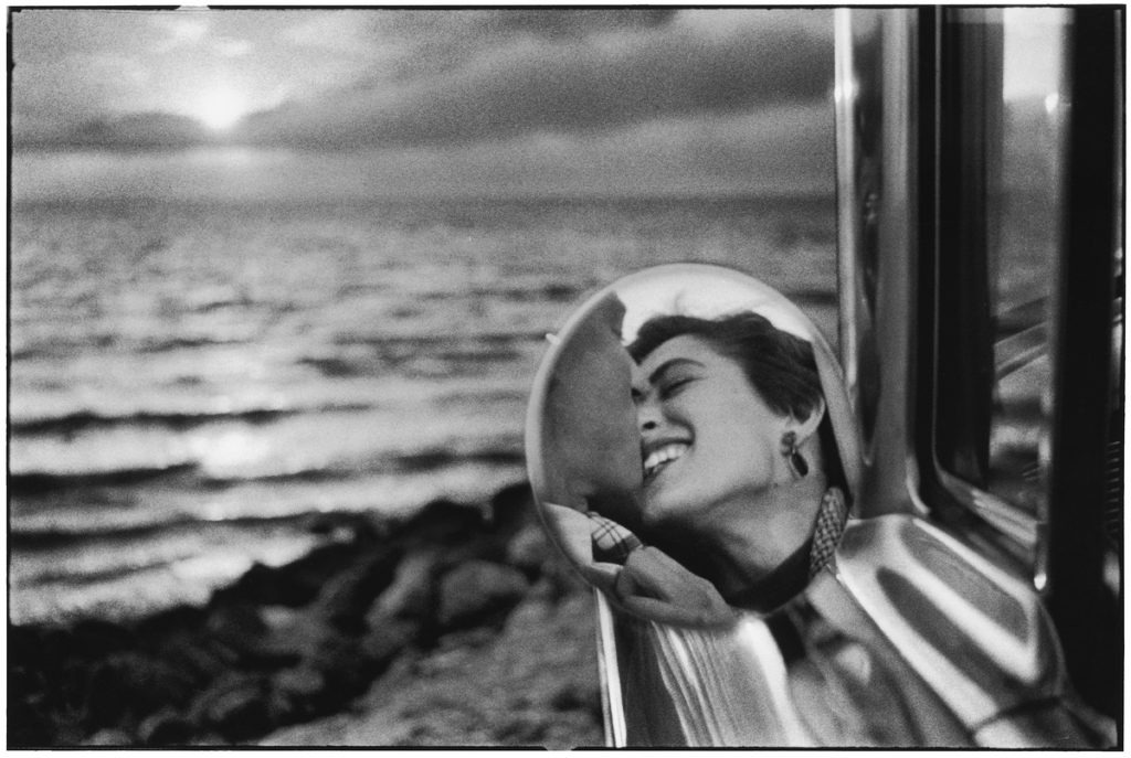 Elliott Erwitt. “California Kiss”