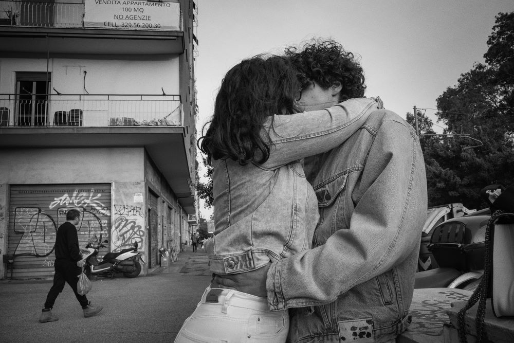 fotopuntoit_Small-Street_Photography_Rome_Kissing-Couple-Foto-di-Eolo-Perfido