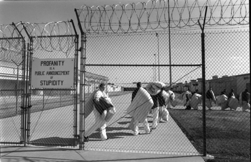   Progetto Huntsville Blues.  Ai detenuti appena arrivati vengono assegnati i materassi per la propria cella. 