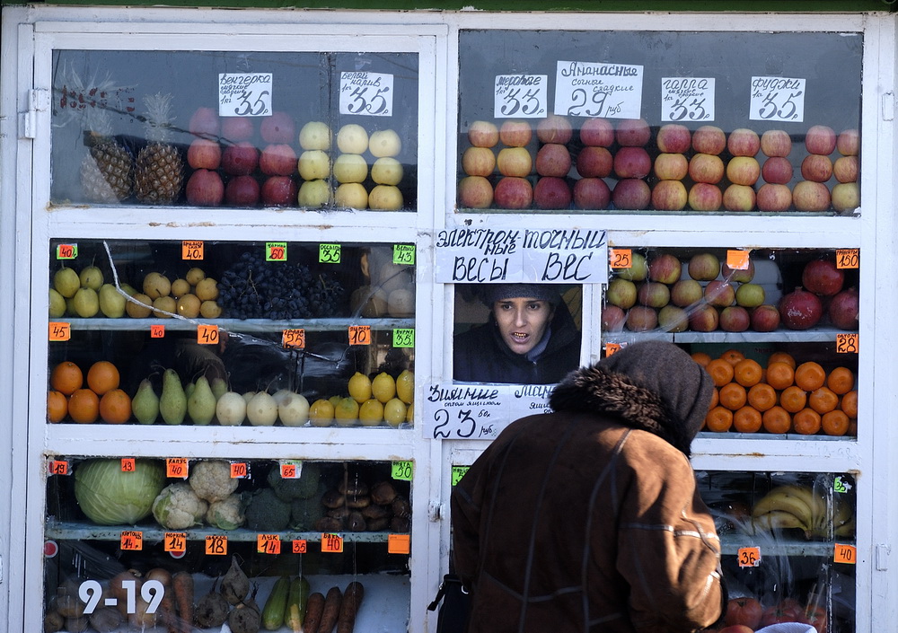 Venditrice di frutta a Vladivostok, estremo oriente della Russia