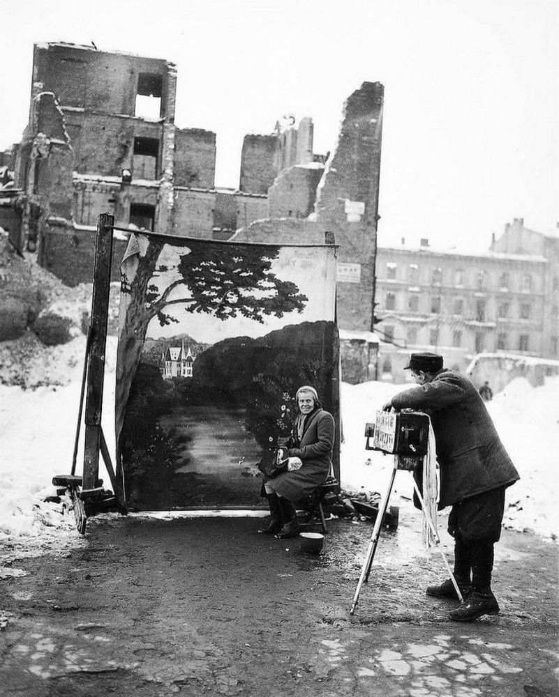 Scatto di Michael Nash: è il “backstage” di un fotografo mentre scatta un ritratto in Polonia nel 1946. 