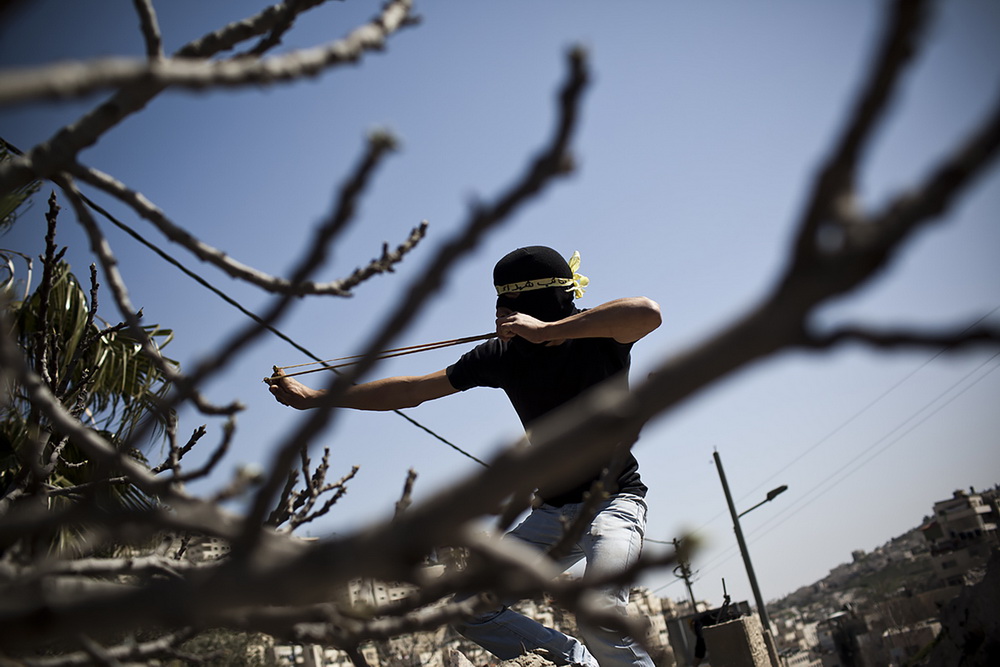 Manifestante palestinese durante gli scontri con la polizia a Gerusalemme Est 