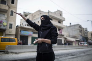 Donna palestinese durante gli scontri con l'IDF (Israel Defense Forces) a Kalandian