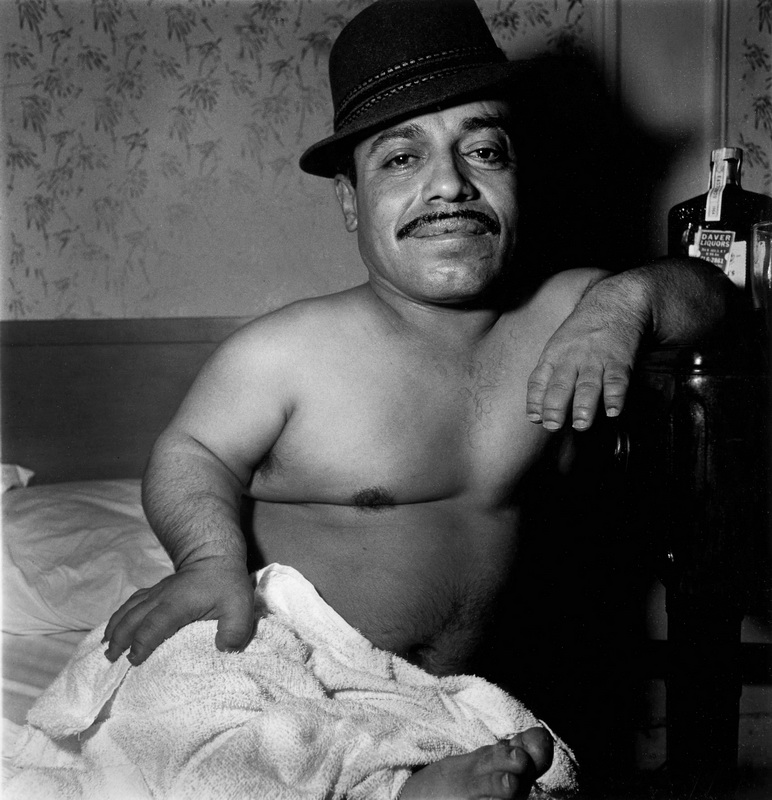 Nano messicano nella sua stanza d’albergo, N.Y.C. 1970.