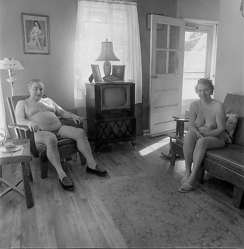 Pensionato con moglie a casa in un campo nudista un mattino, N.J., 1963