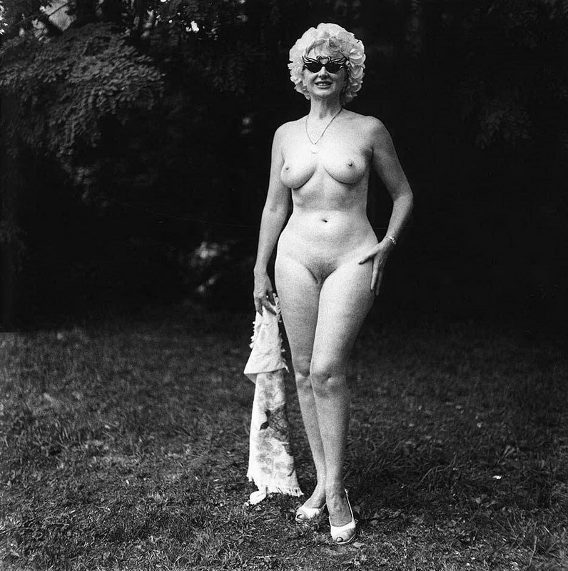 Signora nudista con occhiali da sole, PA, 1965