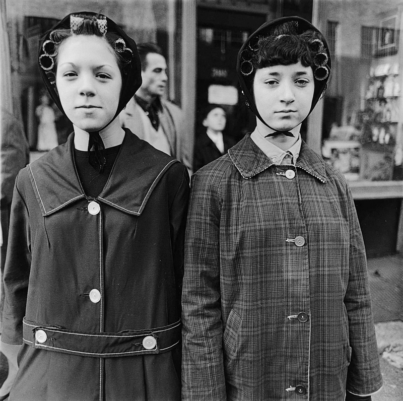 Due ragazze con i bigodini, NYC., 1963.