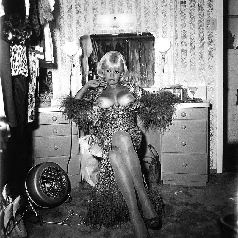 Ballerina in topless nel suo camerino, San Francisco, CAL, 1968