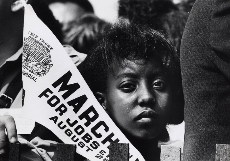 una giovane donna alla Marcia per i diritti civili a Washington,