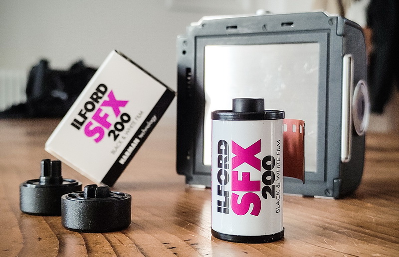 Già al primo sguardo è chiaro che la dimensione del rullo 135 di Ilford SFX 200 sia incompatibile con il magazzino A12 per il formato 120 … ma i due adattatori in primo piano risolvono il problema.