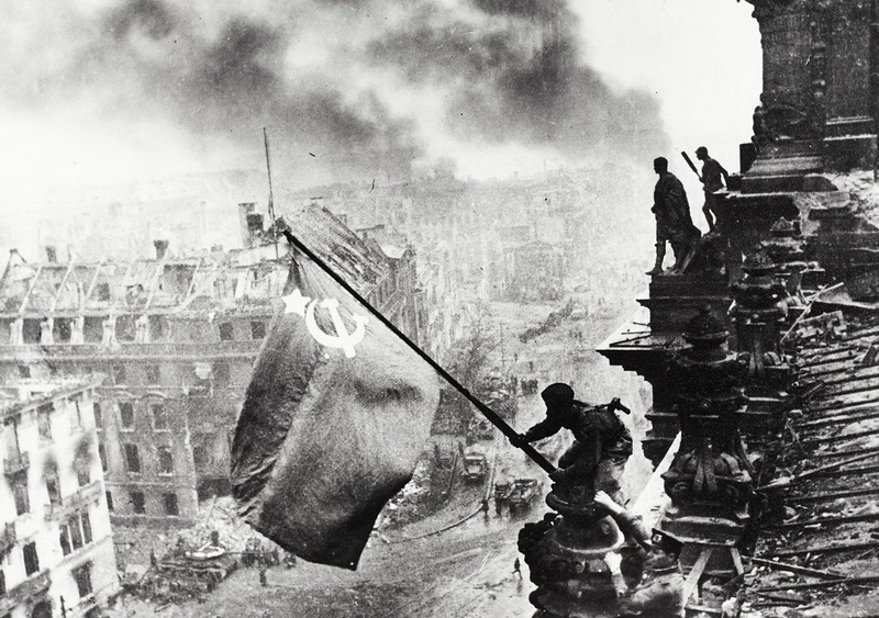 La bandiera sovietica sul Reichstag, Berlino 1945