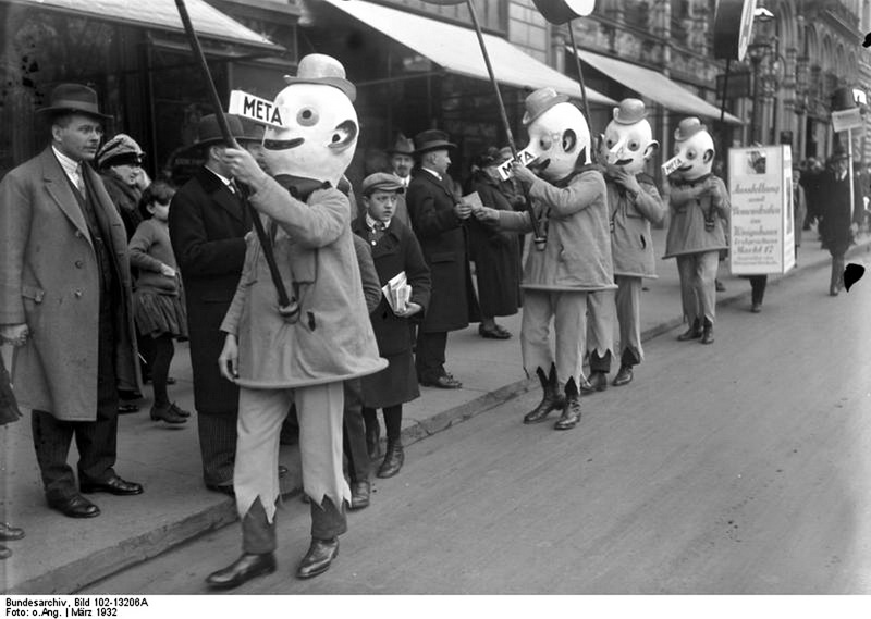 Fiera di marzo 1932: lungo la Petersstrasse di Lipsia va in scena la sfilata promozionale