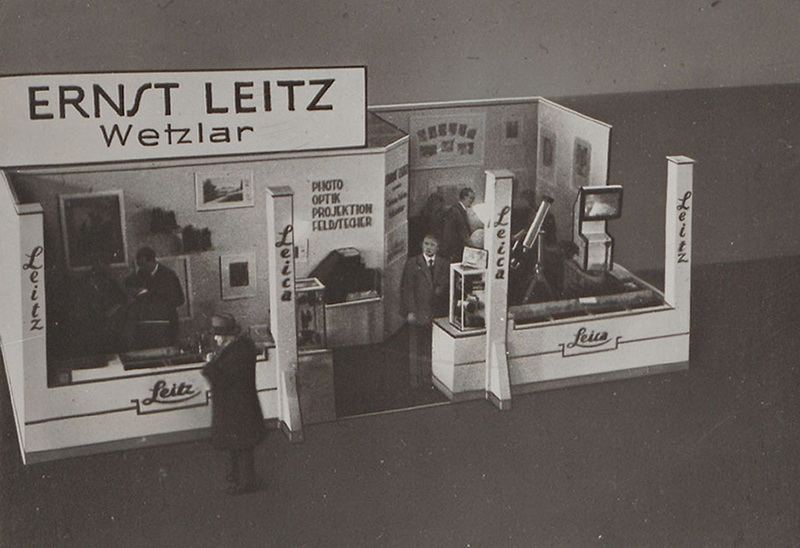 Il modesto stand Leitz presente alla Fiera di Lipsia 1932: la grande avventura parte da qui.