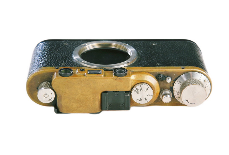 La prima Leica II, prototipo definitivo e unico esistente: il sistema di accoppiamento fra il movimento dell’obiettivo e il telemetro studiato da Barnack viene coperto da numerosi brevetti depositati fra il 1930 ed il 1933 (foto di Fabrizio Pangrazi).