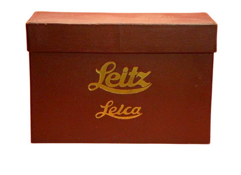 Scatola che comprende la borsa pronto delle prime Leica II: lo stile e i materiali sono ancora quelli della Leica I