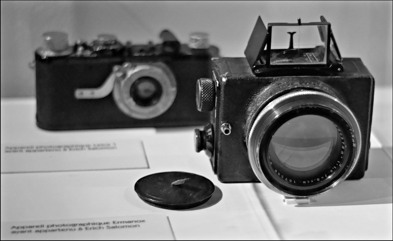 Le fotocamere di Erich Salomon: in primo piano la famosa Ermanox del primo periodo professionale, poi sostituita dalla Leica visibile sullo sfondo