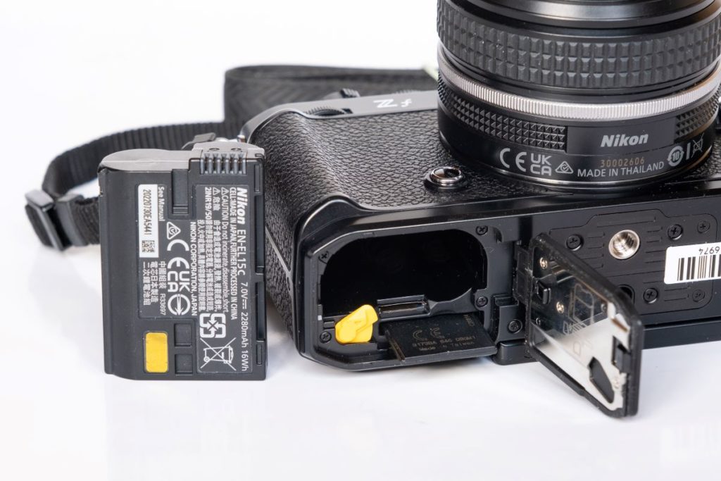 fotopuntoit_nikon_ZF_batteria_card