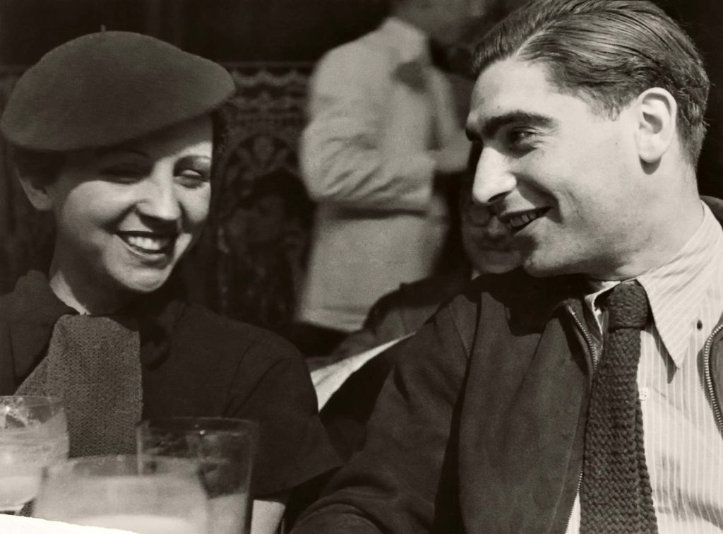 fotopuntoit_01_Fred Stein_Gerda Taro and Robert Capa_Cafe du Dome, Paris, 1936